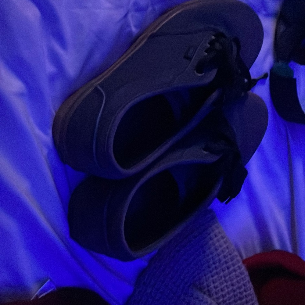 I’m selling shoes which are vans they are 8.5 size for men they are navy blue